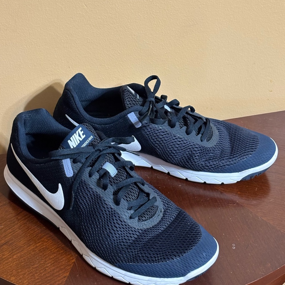 Nike  Navy Blue  and White Running Shoes Men’s size 11 1/2.